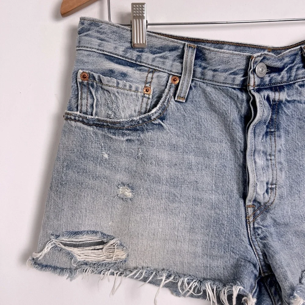 Levi's 501 Women's Size 31 Lightly Faded Whiskered Raw‎ Hem Denim Shorts